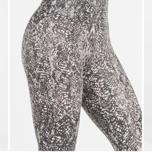 Spanx Faux Leather Snake Shine leggings in grey snake size Large Like New - Picture 4 of 10